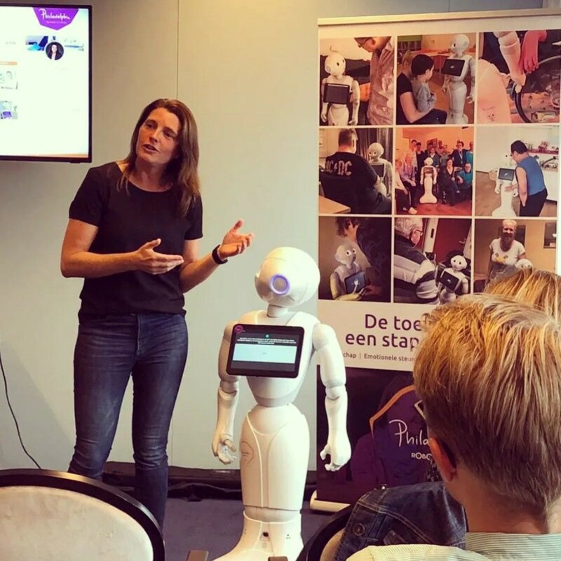Xenia Kuiper met Robot Phi
